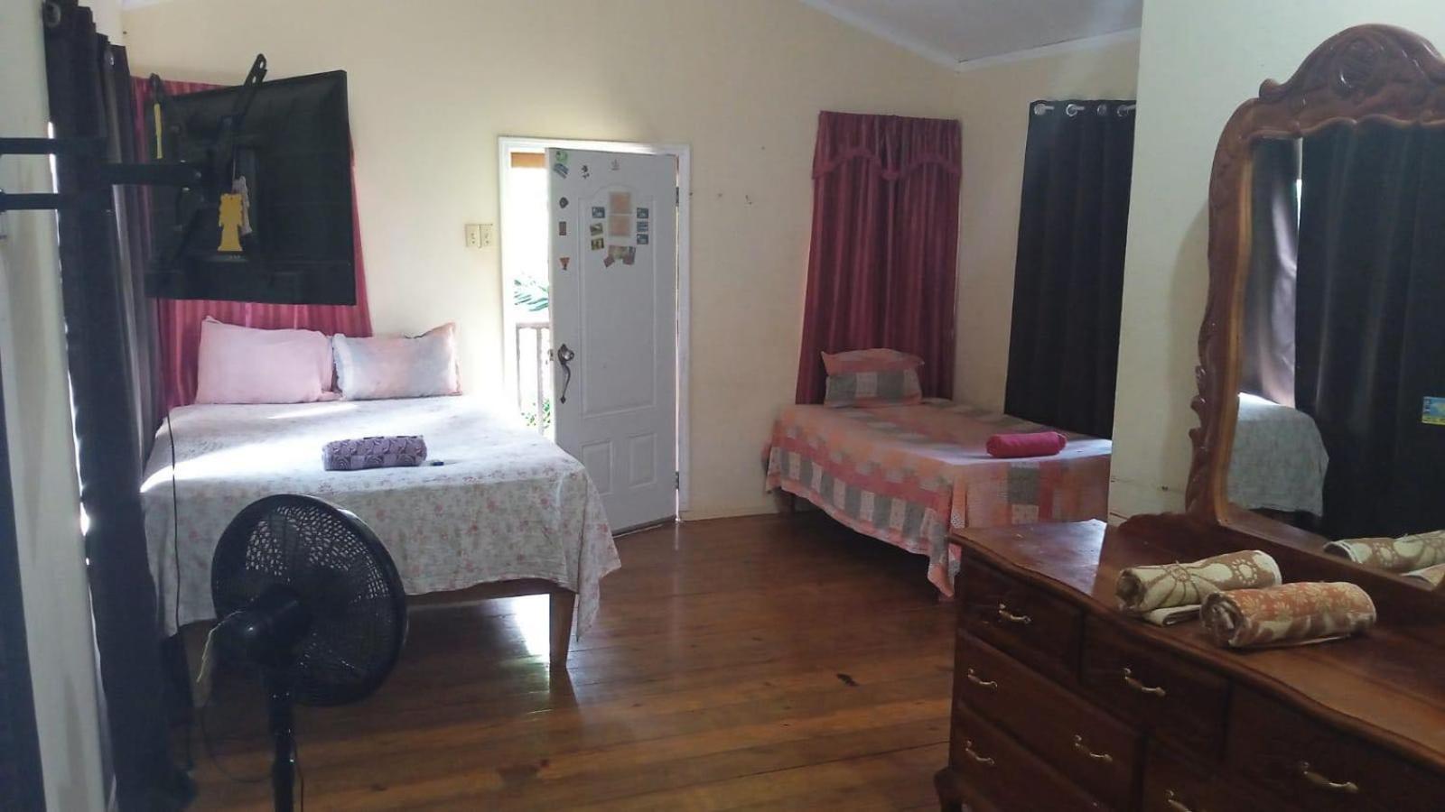 T&T - Tatty And Tony Guesthouse Negril Quarto foto