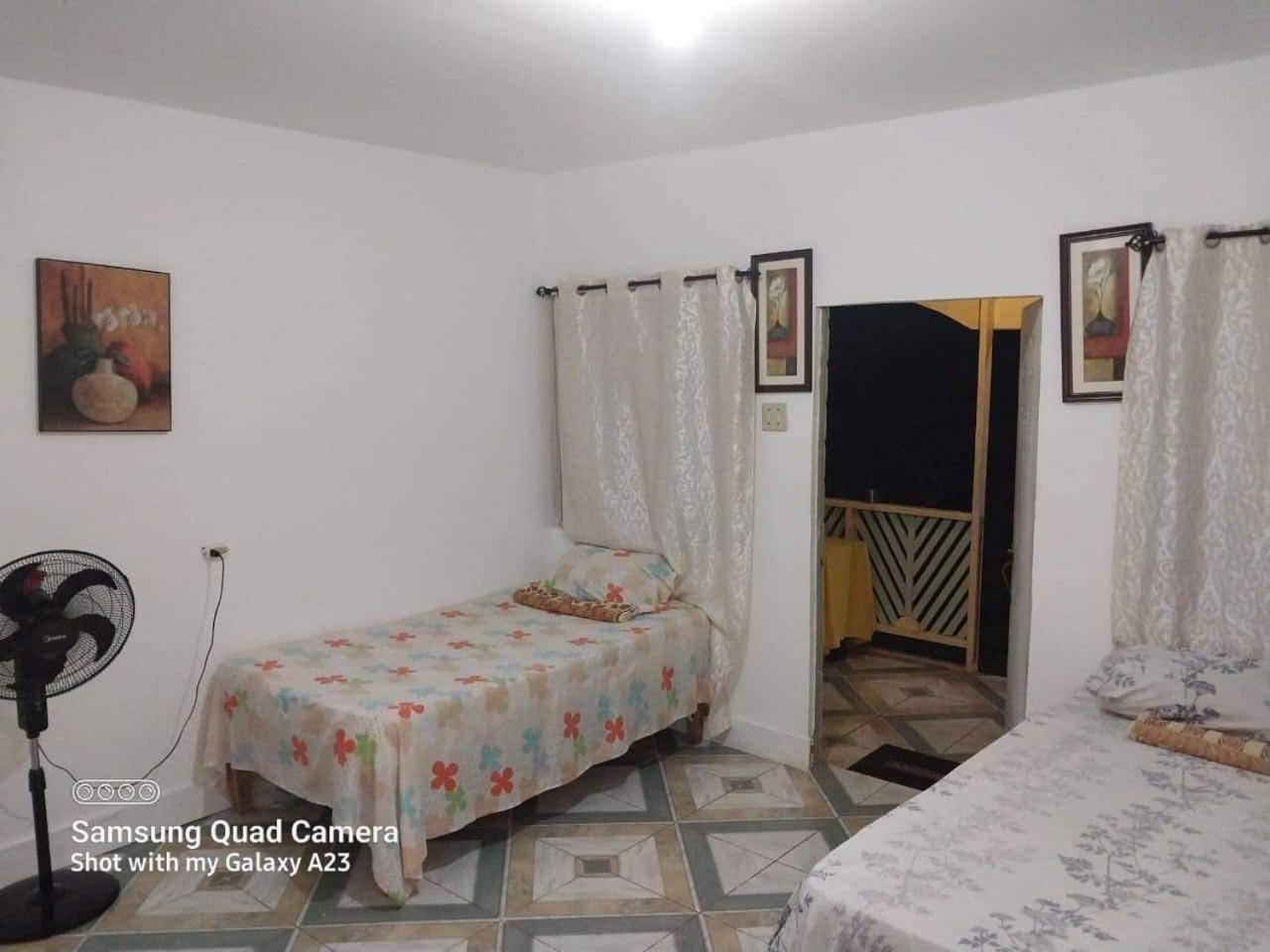 T&T - Tatty And Tony Guesthouse Negril Quarto foto