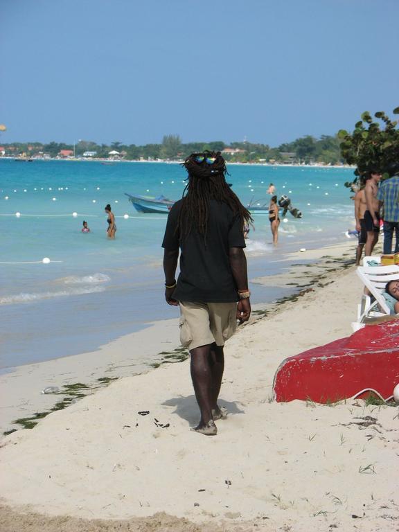 T&T - Tatty And Tony Guesthouse Negril Quarto foto