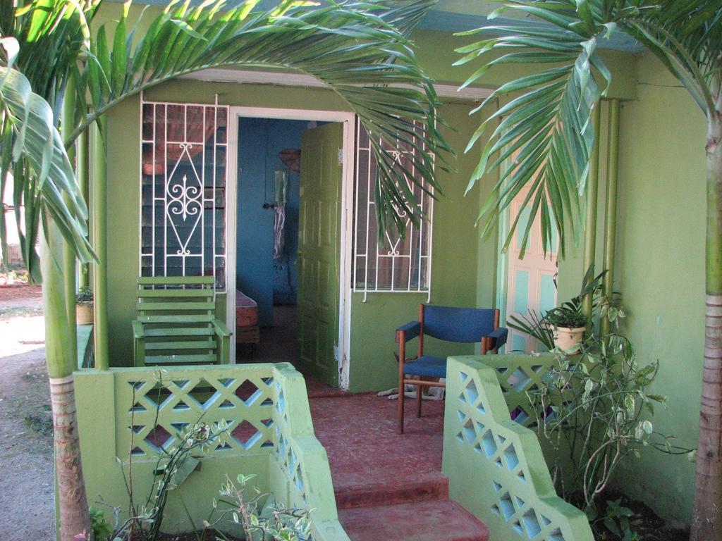 T&T - Tatty And Tony Guesthouse Negril Quarto foto